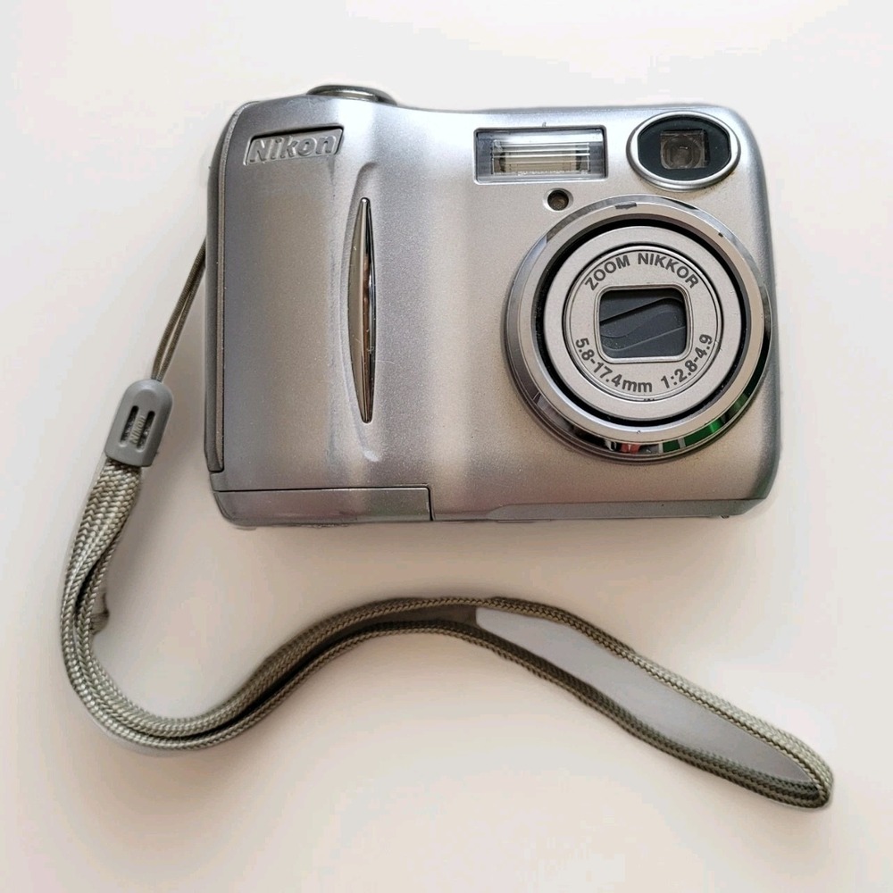 Nikon Coolpix 2100 2.0MP Digital Camera - FOR PARTS - Lens Error - Very Clean